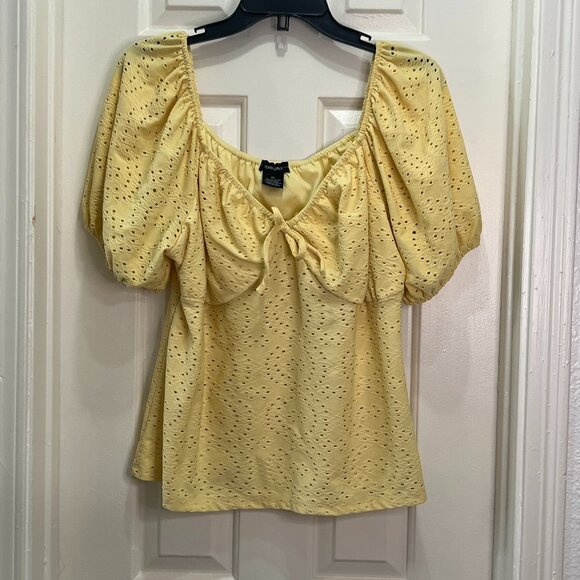 Soho Girls Womens Eyelet Puff Sleeve Babydoll Top Butter Yellow‎ Blouse Size 1X - Picture 1 of 6